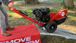 La marche arrière en crabe réduit l’effort à fournir pour charger la machine sur des rampes.