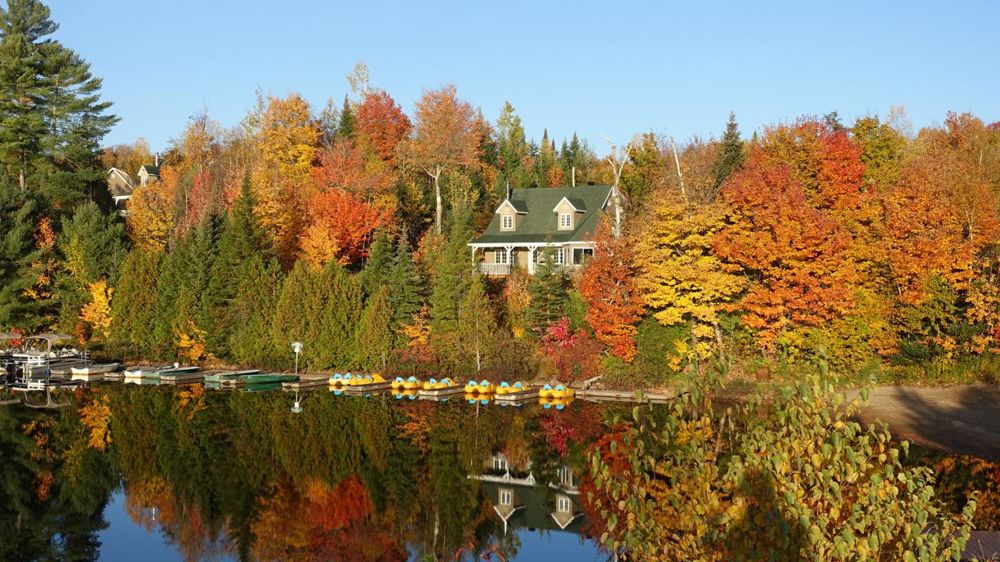 « Ma cabane au Canada » sur les rives du lac Blanc, en Mauricie. © M. Giard 
