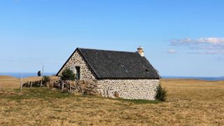 Le buron de la Seppe, converti en gîte d’accueil par l’éleveur Denis Monteil, témoigne de la vie des buronniers du siècle dernier. © Monique Roque-Marmeys Le buron de la Seppe, converti en gîte d’accueil par l’éleveur Denis Monteil, témoigne de la vie des buronniers du siècle dernier. © Monique Roque-Marmeys