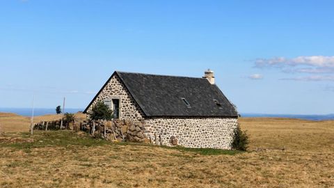 Le buron de la Seppe, converti en gîte d’accueil par l’éleveur Denis Monteil, témoigne de la vie des buronniers du siècle dernier. © Monique Roque-Marmeys Le buron de la Seppe, converti en gîte d’accueil par l’éleveur Denis Monteil, témoigne de la vie des buronniers du siècle dernier. © Monique Roque-Marmeys