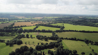 La France fait partie de la moitié des pays européens qui conservent une taxe foncière indépendante du revenu sur les terres agricole, selon la Fondation pour la recherche sur la biodiversité. La France fait partie de la moitié des pays européens qui conservent une taxe foncière indépendante du revenu sur les terres agricole, selon la Fondation pour la recherche sur la biodiversité.