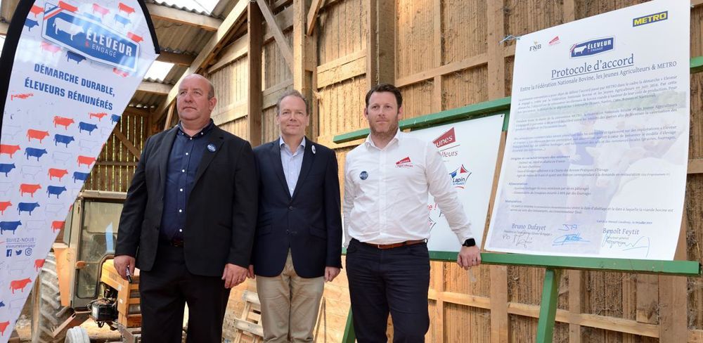 Photo d'archive de la signature officielle du lancement chez Metro France de la démarche "Éleveur et Engagé" en juillet 2019. De gauche à droite : Cédric Mandin, secrétaire général de la Fédération nationale bovine, Benoît Feytit, anciennement directeur général de Metro France et Guillaume Gauthier, représentant de Jeunes Agriculteurs.