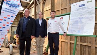 Photo d'archive de la signature officielle du lancement chez Metro France de la démarche "Éleveur et Engagé" en juillet 2019. De gauche à droite : Cédric Mandin, secrétaire général de la Fédération nationale bovine, Benoît Feytit, anciennement directeur général de Metro France et Guillaume Gauthier, représentant de Jeunes Agriculteurs. Photo d'archive de la signature officielle du lancement chez Metro France de la démarche "Éleveur et Engagé" en juillet 2019. De gauche à droite : Cédric Mandin, secrétaire général de la Fédération nationale bovine, Benoît Feytit, anciennement directeur général de Metro France et Guillaume Gauthier, représentant de Jeunes Agriculteurs.