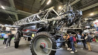 Le Spectre développé par France Pulvé se décline en version rampe frontale et embarque des caractéristiques destinées à séduire les clients Matrot. Le Spectre développé par France Pulvé se décline en version rampe frontale et embarque des caractéristiques destinées à séduire les clients Matrot.