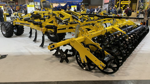 Bednar : le déchaumeur à dents Fenix FO Profi module sa largeur Bednar : le déchaumeur à dents Fenix FO Profi module sa largeur