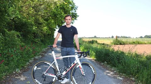 Maxime Daniel a repris des terres agricoles à Saint-Maugan, en Ille-et-Vilaine. La campagne bretonne lui donne aussi la possibilité de parcourir des kilomètres avec son deux-roues. © I. Lejas