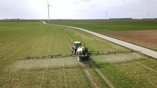 Selon les données provisoires gouvernementales, la moyenne des ventes de produits phytosanitaires pour la période 2019-2021 s'établit à 40 485 tonnes ; un indicateur en baisse depuis la moyenne triennale 2016-208. Selon les données provisoires gouvernementales, la moyenne des ventes de produits phytosanitaires pour la période 2019-2021 s'établit à 40 485 tonnes ; un indicateur en baisse depuis la moyenne triennale 2016-208.