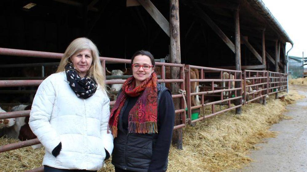 Céline Gauliard (à droite) a accueilli sur son exploitation la commission départementale des agricultrices présidée par Année Robin (à gauche). © C. Regnard