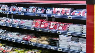 En viande bovine, le cabinet du ministre de l’Agriculture estime que « certains distributeurs pratiquent des prix qui sont largement en dessous des autres ». © Agnès Massiot En viande bovine, le cabinet du ministre de l’Agriculture estime que « certains distributeurs pratiquent des prix qui sont largement en dessous des autres ». © Agnès Massiot