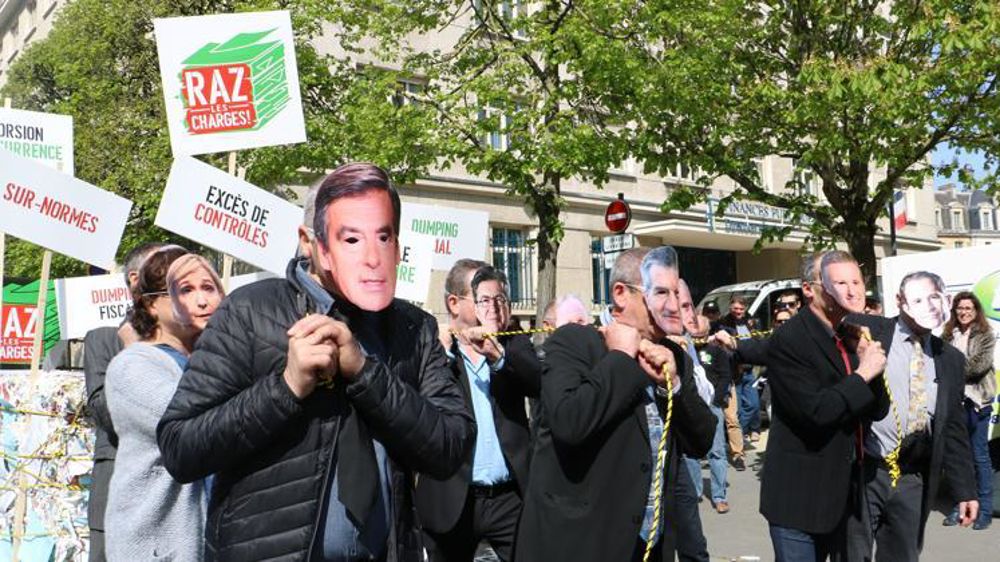 Symboliquement, des manifestants ont enfilé les masques des candidats à la présidentielle pour tirer sur le millefeuille administratif et réglementaire qui pèse sur les exploitations et les entreprises agroalimentaires. © I. Lejas
