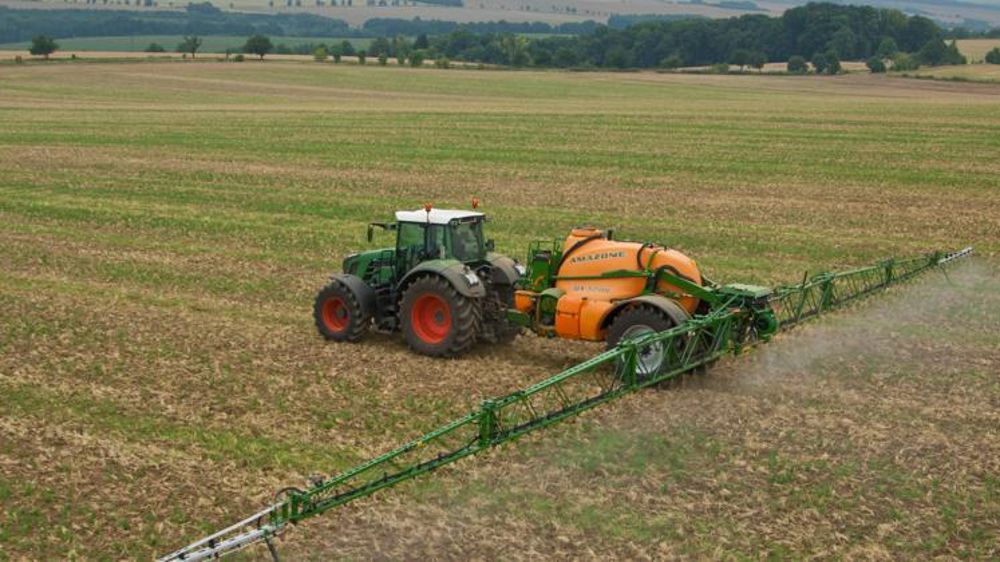 Trois maires de la Gironde comptent poursuivre leur combat contre les épandages de pesticides dans leurs communes. (Photo d’illustration — Pulvérisation de glyphosate postrécolte) © Amazone