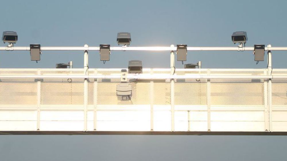 Portique installé sur les autoroutes du précédent projet d’écotaxe. © Wikipédia