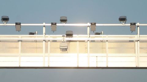 Portique installé sur les autoroutes du précédent projet d’écotaxe. © Wikipédia
