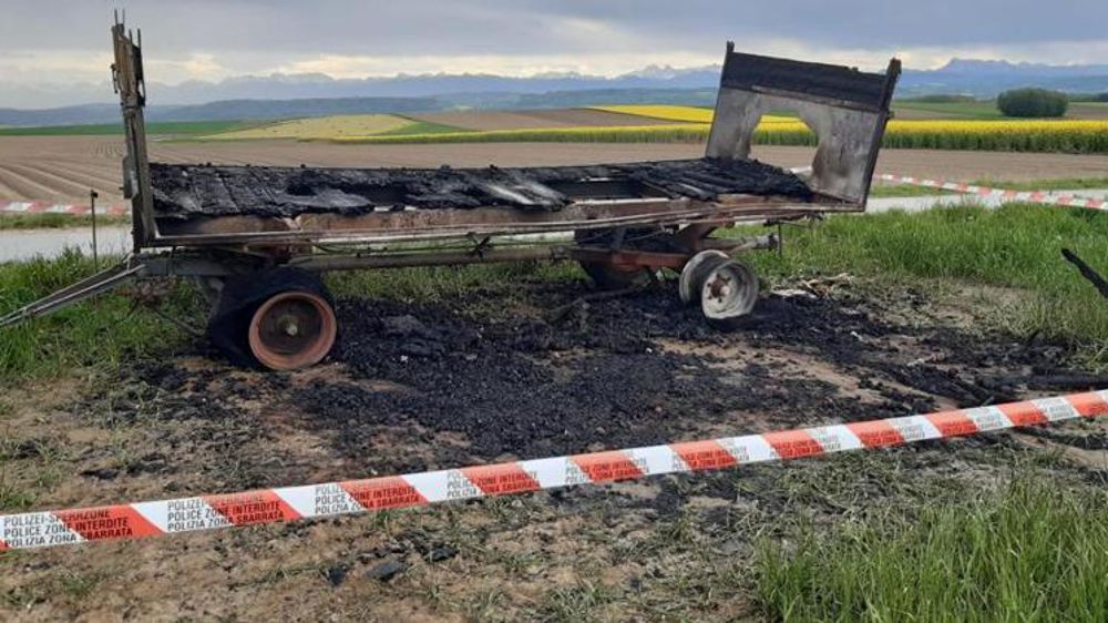 Dans le canton de Vaud, la remorque agricole appelait à voter non aux votations suisses contre les pesticides. Elle a pris feu dans la nuit. © Twitter/USP
