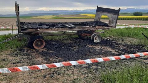 Dans le canton de Vaud, la remorque agricole appelait à voter non aux votations suisses contre les pesticides. Elle a pris feu dans la nuit. © Twitter/USP Dans le canton de Vaud, la remorque agricole appelait à voter non aux votations suisses contre les pesticides. Elle a pris feu dans la nuit. © Twitter/USP