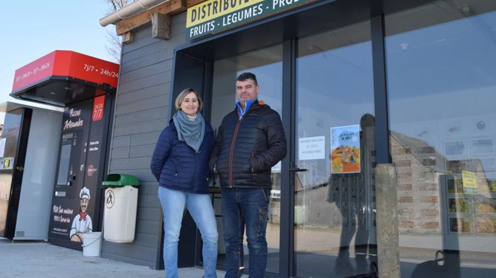 « Au départ, nous avons passé beaucoup de temps auprès du distributeur. C’était important de rencontrer nos clients », expliquent Valérie Lardeux et Éric Nivelleau. © Anne Mabire