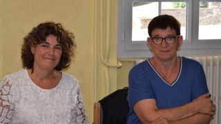 « C’est très frustrant pour un éleveur français de savoir que 4 poulets sur 10 sont importés ! » relèvent Sylvaine Dano et Isabelle Leballeur, présidente des commissions avicoles des chambres d’agriculture de la Bretagne et des Pays de la Loire. © A. Mabire « C’est très frustrant pour un éleveur français de savoir que 4 poulets sur 10 sont importés ! » relèvent Sylvaine Dano et Isabelle Leballeur, présidente des commissions avicoles des chambres d’agriculture de la Bretagne et des Pays de la Loire. © A. Mabire