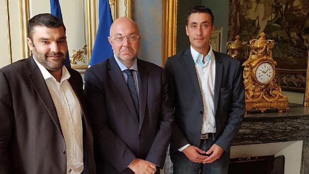 Première rencontre, ce matin, entre le ministre Stéphane Travert, Jérémy Decerle et Samuel Vandaele, respectivement président et secrétaire général de Jeunes Agriculteurs. © Twitter/@jeunesagriculteurs