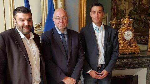 Première rencontre, ce matin, entre le ministre Stéphane Travert, Jérémy Decerle et Samuel Vandaele, respectivement président et secrétaire général de Jeunes Agriculteurs. © Twitter/@jeunesagriculteurs
