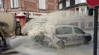 Une vingtaine d’agriculteurs ont déversé 15 000 litres de lait à Amiens pour protester contre la consignation de leur production faisant suite à l’incendie de l’usine Lubrizol de Rouen. © Facebook FDSEA de la Somme Une vingtaine d’agriculteurs ont déversé 15 000 litres de lait à Amiens pour protester contre la consignation de leur production faisant suite à l’incendie de l’usine Lubrizol de Rouen. © Facebook FDSEA de la Somme