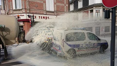 Une vingtaine d’agriculteurs ont déversé 15 000 litres de lait à Amiens pour protester contre la consignation de leur production faisant suite à l’incendie de l’usine Lubrizol de Rouen. © Facebook FDSEA de la Somme Une vingtaine d’agriculteurs ont déversé 15 000 litres de lait à Amiens pour protester contre la consignation de leur production faisant suite à l’incendie de l’usine Lubrizol de Rouen. © Facebook FDSEA de la Somme