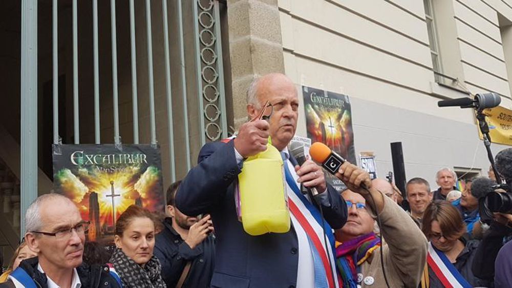 Le maire de Langouët était venu au tribunal administratif de Rennes le 14 octobre dernier pour l’audience, avec un bidon vide de fongicide. © Twitter @julienbayou