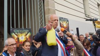 Le maire de Langouët était venu au tribunal administratif de Rennes le 14 octobre dernier pour l’audience, avec un bidon vide de fongicide. © Twitter @julienbayou Le maire de Langouët était venu au tribunal administratif de Rennes le 14 octobre dernier pour l’audience, avec un bidon vide de fongicide. © Twitter @julienbayou