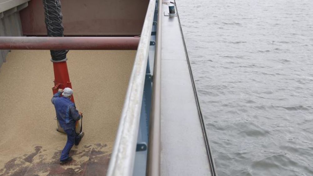 Péniche transportant du blé au déchargement. © Gutner