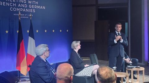 Emmanuel Macron, ici devant des chefs d’entreprise européens en déplacement avec le président de la République en Chine, a annoncé la signature d’un accord avec la Chine qui protégera les IGP. © Twitter @dguillaume26 Emmanuel Macron, ici devant des chefs d’entreprise européens en déplacement avec le président de la République en Chine, a annoncé la signature d’un accord avec la Chine qui protégera les IGP. © Twitter @dguillaume26