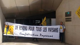 La Confédération paysanne ce lundi 28 août 2017 devant l’ASP à Limoges. © Twitter/Confédération paysanne La Confédération paysanne ce lundi 28 août 2017 devant l’ASP à Limoges. © Twitter/Confédération paysanne