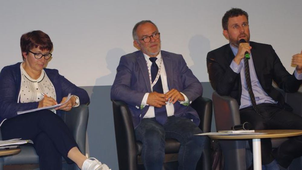 De gauche à droite : Christiane Lambert, présidente de la FNSEA, Éric Andrieu, député européen et membre de la commission de l’agriculture et du développement rural au Parlement européen, et Jean-Christophe Roubin, directeur de l’agriculture au Crédit Agricole. © C. Urvoy