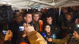 Christiane Lambert, la présidente de la FNSEA, et Samuel Vansdaele, le président de JA, rendent compte aux manifestants de leur rencontre avec les représentants du gouvernement. © Twitter JA Christiane Lambert, la présidente de la FNSEA, et Samuel Vansdaele, le président de JA, rendent compte aux manifestants de leur rencontre avec les représentants du gouvernement. © Twitter JA