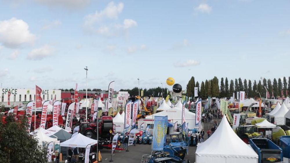 Vue des stands affectés au machinisme le matin de l’ouverture. © V. Gobert/GFA