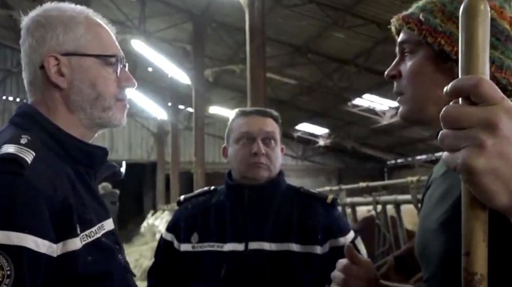 L’éleveur laitier, Romain Bourgeois, a été victime d’un incendie criminel sur son exploitation en novembre 2018. Il bénéficie désormais d’un l’accompagnement des gendarmes (Photo extraite d’une vidéo de la gendarmerie nationale).