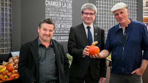 De droite à gauche : Luc Calvez, président du groupement d’employeurs BioBreizh, Philippe Bernard, directeur partenariat PME et monde agricole chez Carrefour, et René Léa, président de l’association Kaol Kozh. © Carrefour De droite à gauche : Luc Calvez, président du groupement d’employeurs BioBreizh, Philippe Bernard, directeur partenariat PME et monde agricole chez Carrefour, et René Léa, président de l’association Kaol Kozh. © Carrefour
