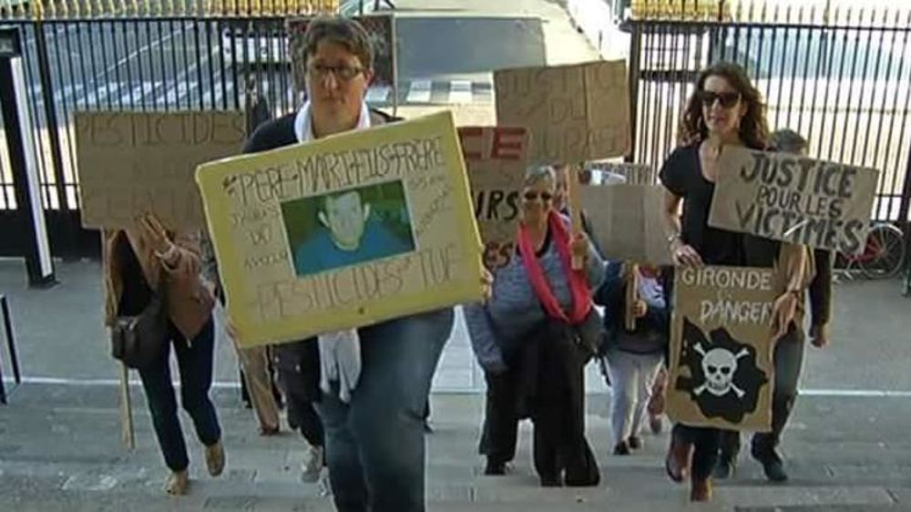 Marie-Lys Bibeyran et ses soutiens à l’occasion de l’audience à la cour d’appel de Bordeaux, dans le cadre de l’affaire Bibeyran contre la MSA, le 7 juin 2017.