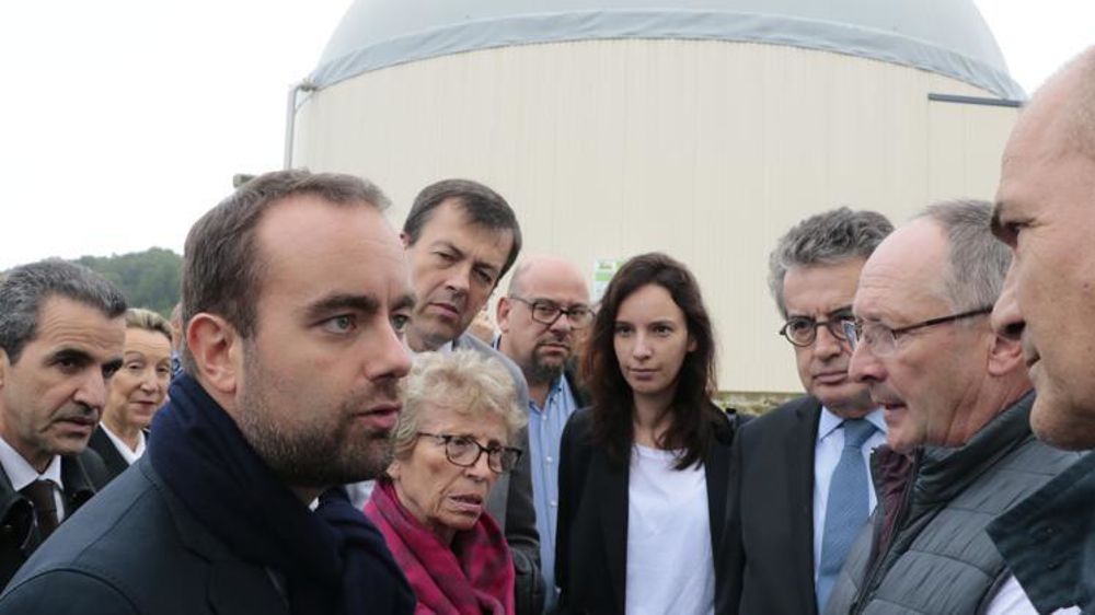 Sébastien Lecornu s’adresse aux élus, représentants de la République et à la presse lors d’une visite d’exploitation ce lundi 25 septembre dans la Vienne. Il annonce alors la mesure d’aide aux raccordements en électricité et gaz des installations productrices d’énergies renouvelables. © Vincent Gobert
