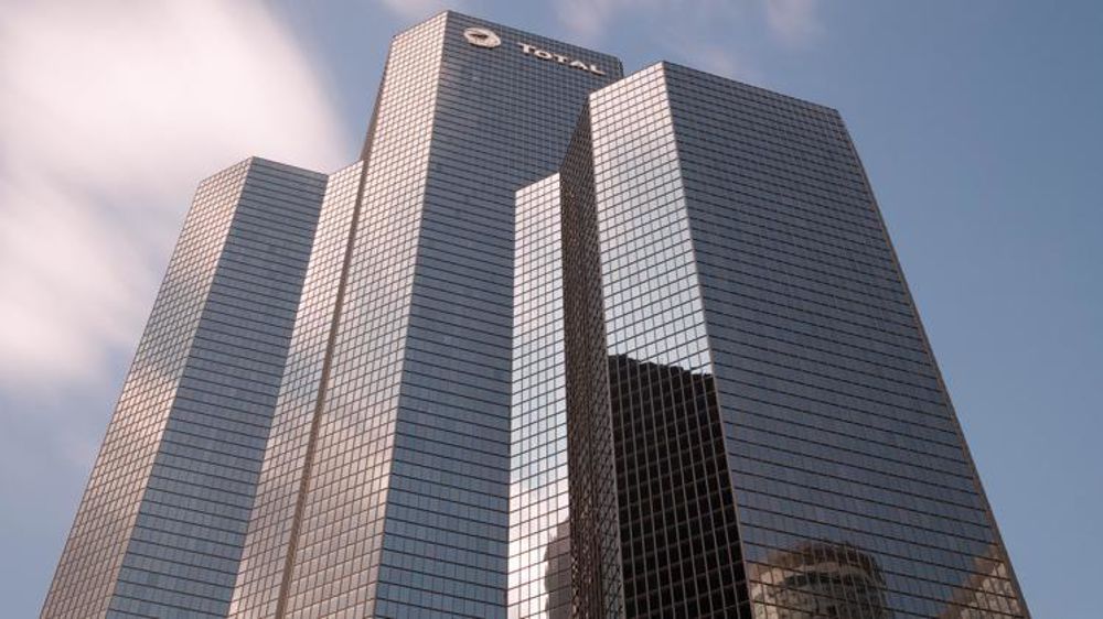 Siège social de Total dans le quartier d’affaires de La Défense, près de Paris. © 2013 Joe de Sousa