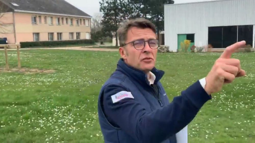 Xavier Marin, en photo, a filmé une visite virtuelle du lycée qu’il dirige à Châteaudun (Eure-et-Loir). (Extrait de la vidéo.) © Leap de Nermont