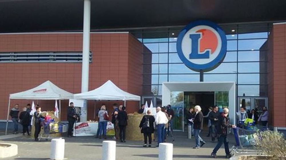 Action des Jeunes Agriculteurs devant l’hypermarché Leclerc de Civrieux-d’Azergues, près de Lyon. © Compte Twitter Télé Lyon Métropole