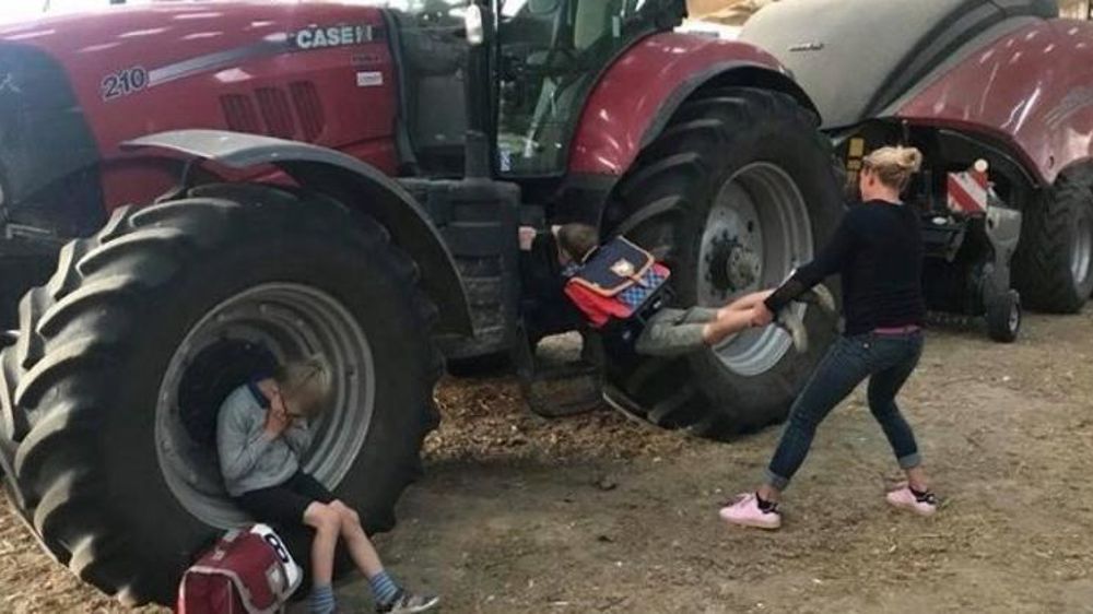 Des enfants presque heureux de reprendre le chemin de l’école… © Twitter/Sylagri