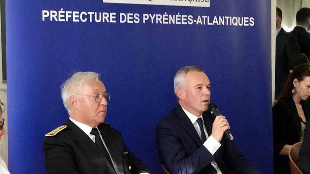 François de Rugy, le ministre de la Transition écologique, en déplacement dans les Pyrénées-Atlantiques ce 20 septembre 2018, donne son « feu vert » à la réintroduction de deux ourses dans le département. © Twitter/Ministère de la Transition écologique