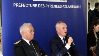François de Rugy, le ministre de la Transition écologique, en déplacement dans les Pyrénées-Atlantiques ce 20 septembre 2018, donne son « feu vert » à la réintroduction de deux ourses dans le département. © Twitter/Ministère de la Transition écologique François de Rugy, le ministre de la Transition écologique, en déplacement dans les Pyrénées-Atlantiques ce 20 septembre 2018, donne son « feu vert » à la réintroduction de deux ourses dans le département. © Twitter/Ministère de la Transition écologique