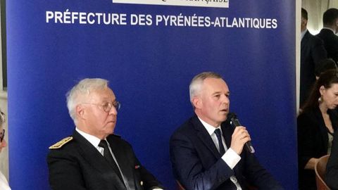 François de Rugy, le ministre de la Transition écologique, en déplacement dans les Pyrénées-Atlantiques ce 20 septembre 2018, donne son « feu vert » à la réintroduction de deux ourses dans le département. © Twitter/Ministère de la Transition écologique François de Rugy, le ministre de la Transition écologique, en déplacement dans les Pyrénées-Atlantiques ce 20 septembre 2018, donne son « feu vert » à la réintroduction de deux ourses dans le département. © Twitter/Ministère de la Transition écologique