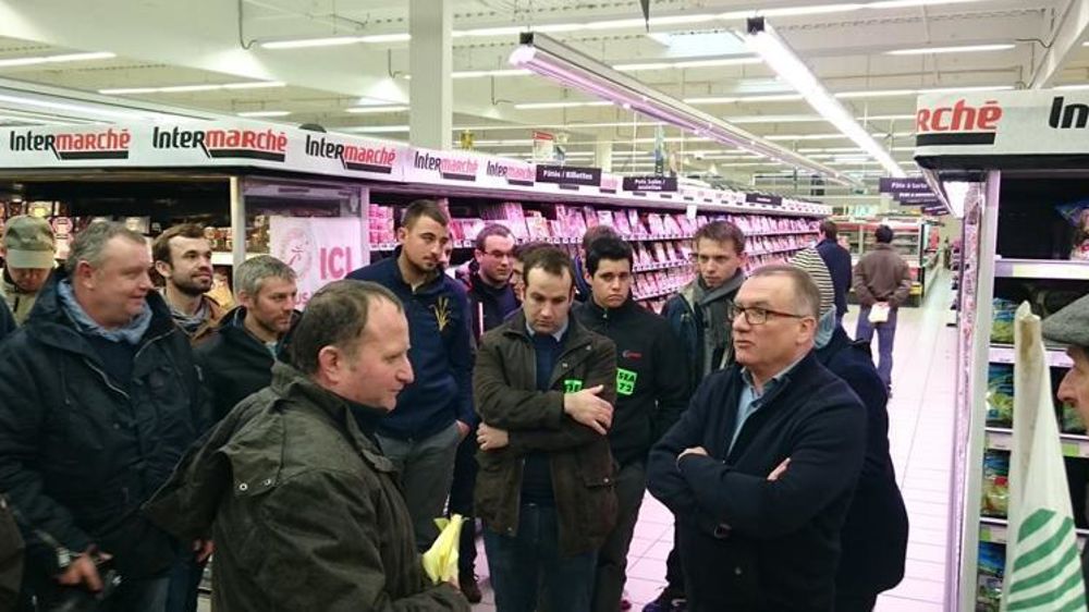 Délégation de la FDSEA de la Sarthe dans un Intermarché. © Twitter/FDSEA 72