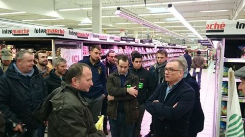 Délégation de la FDSEA de la Sarthe dans un Intermarché. © Twitter/FDSEA 72 Délégation de la FDSEA de la Sarthe dans un Intermarché. © Twitter/FDSEA 72