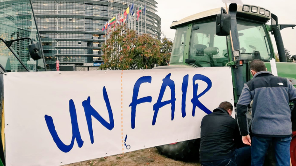 « Cut the unfair » : « Stop aux pratiques déloyales ! », scandent les agriculteurs du Copa-Cogeca, de la FNSEA, du Ceja et de Jeunes Agriculteurs. Photo : @paolodecastro