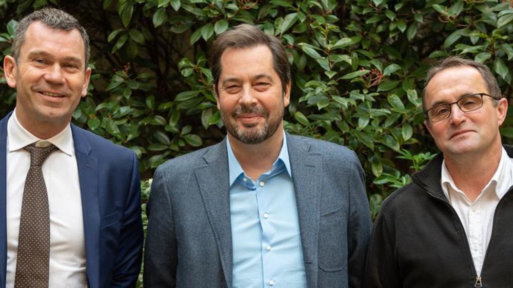 Thierry Cotillard, président d’Intermarché, Antoine Fievet, président-directeur général du groupe Bel, et Gilles Pousse, président de l’APBO. © Groupe Bel