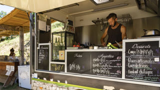 Tomas Deluzet, maraicher, a investi 55 000 € dans son food truck et l'espace de restauration extérieur. Tomas Deluzet, maraicher, a investi 55 000 € dans son food truck et l'espace de restauration extérieur.