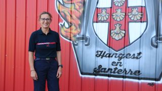 Hélène Cottinet est aussi engagée en tant que sapeur-pompier dans sa commune depuis trois ans. Hélène Cottinet est aussi engagée en tant que sapeur-pompier dans sa commune depuis trois ans.